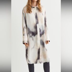 H&M-tie-dye satin -midi shirt dress